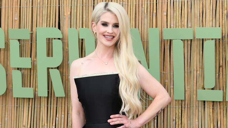 Kelly Osbourne souriante