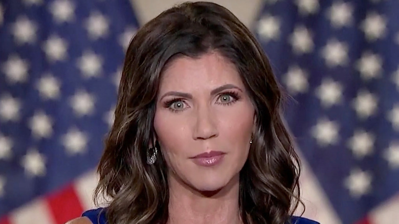 Kristi Noem aux cheveux ondulés