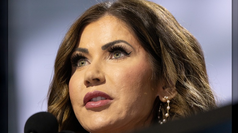 Kristi Noem avec du rouge à lèvres mauve