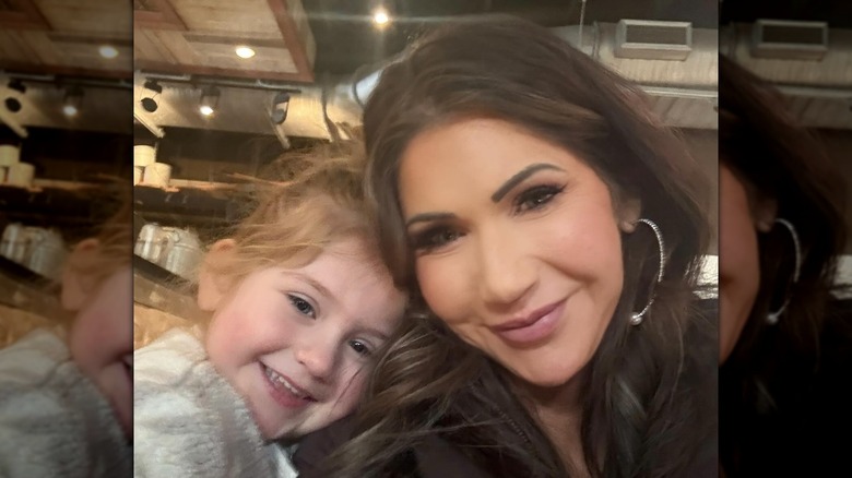 Kristi Noem avec sa petite-fille