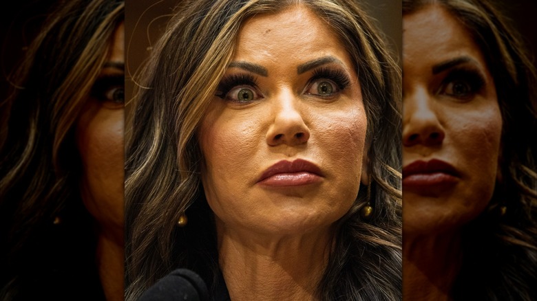 Kristi Noem a l'air surprise