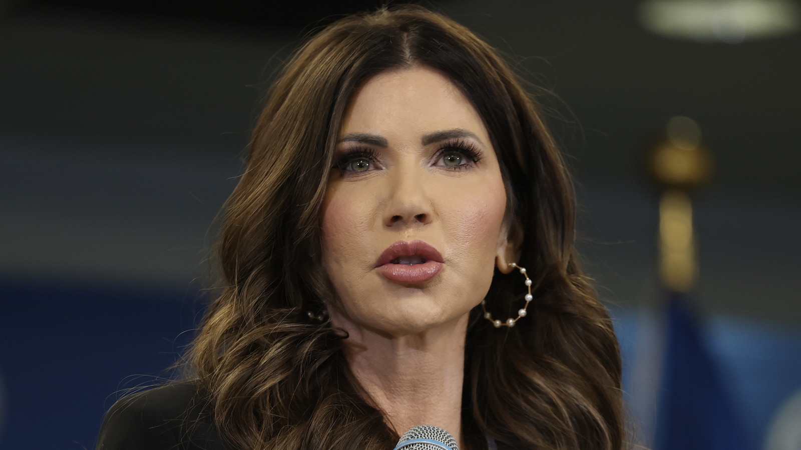 Des photos de Kristi Noem qui rendent sa cécité des sourcils indéniable