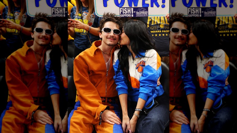 Kylie Jenner et Timothée Chalamet posant ensemble lors d'un match de basket