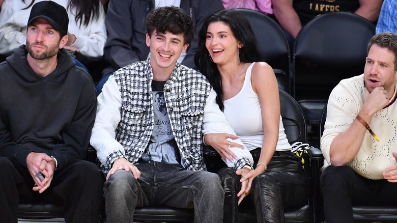 Timothée Chalamet et Kylie Jenner rient dans la foule d'un événement sportif