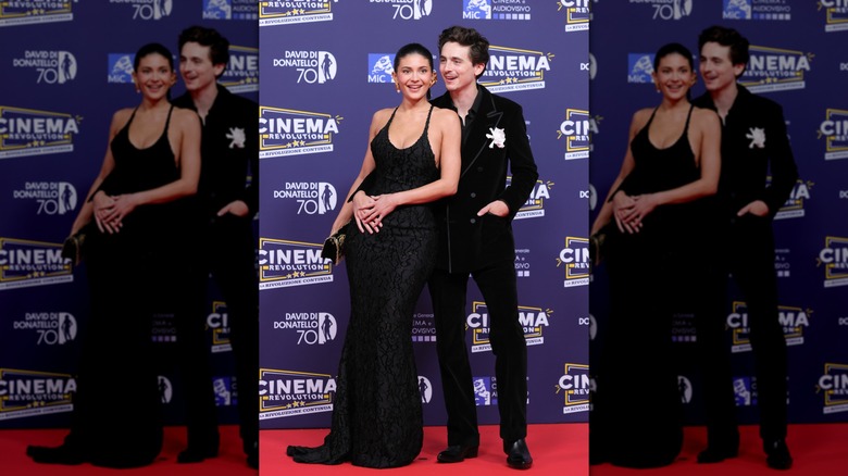Kylie Jenner et Timothée Chalamet se tiennent sur le tapis rouge