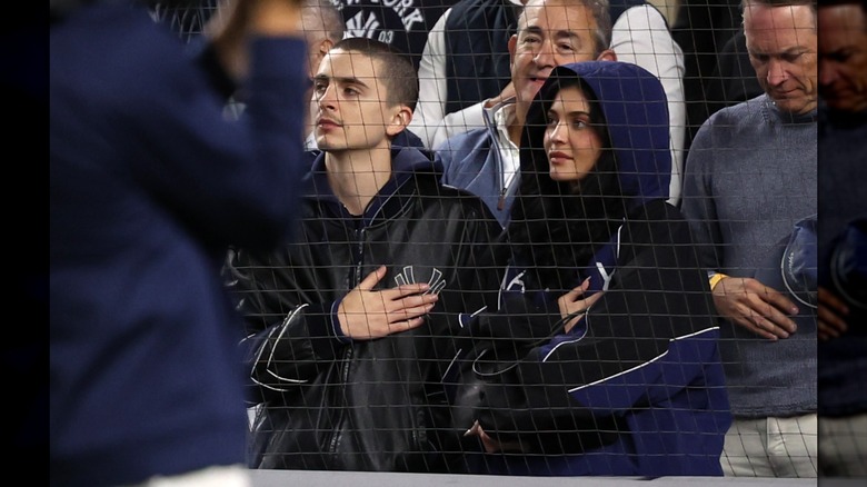 Timothée Chalamet et Kylie Jenner mettent la main sur le cœur