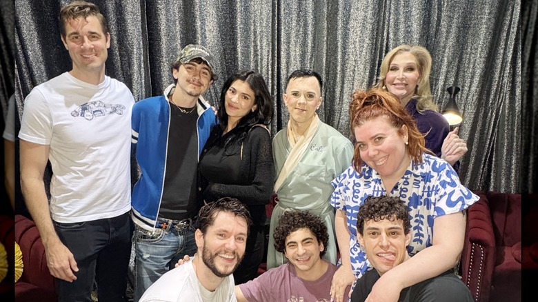 Timothée Chalamet et Kylie Jenner posant en coulisses avec des artistes de Broadway