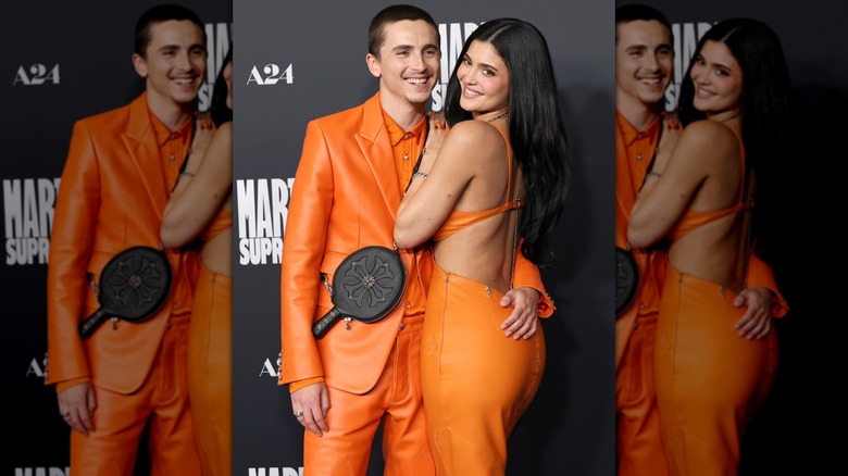 Kylie Jenner et Timothée Chalamet posant sur le tapis rouge