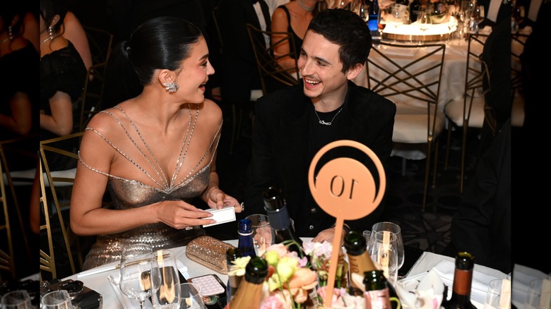 Kylie Jenner et Timothée Chalamet rient ensemble aux Golden Globes 2026