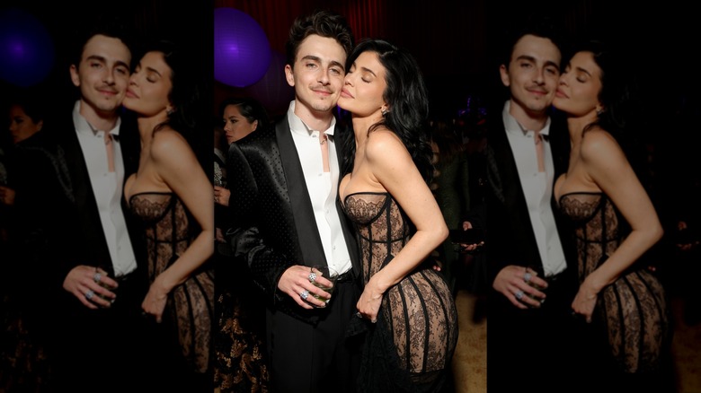 Timothée Chalamet et Kylie Jenner posant ensemble à la soirée des Oscars de Vanity Fair