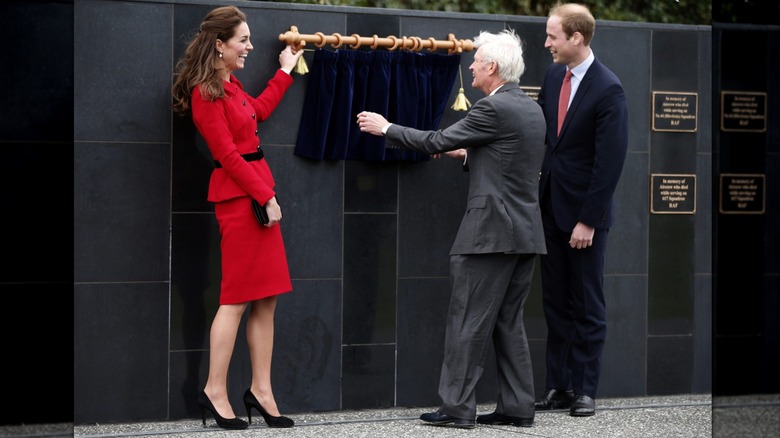Catherine, duchesse de Cambridge et le prince William, duc de Cambridge rient alors qu'un rideau tombe en panne au Wigram Air Base Museum le 14 avril 2014 à Christchurch, Nouvelle-Zélande (2014)