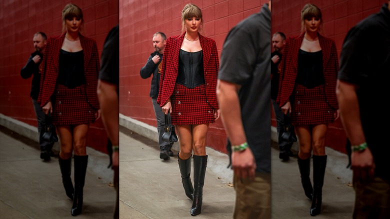 Taylor Swift porte un ensemble à carreaux avec des bottes