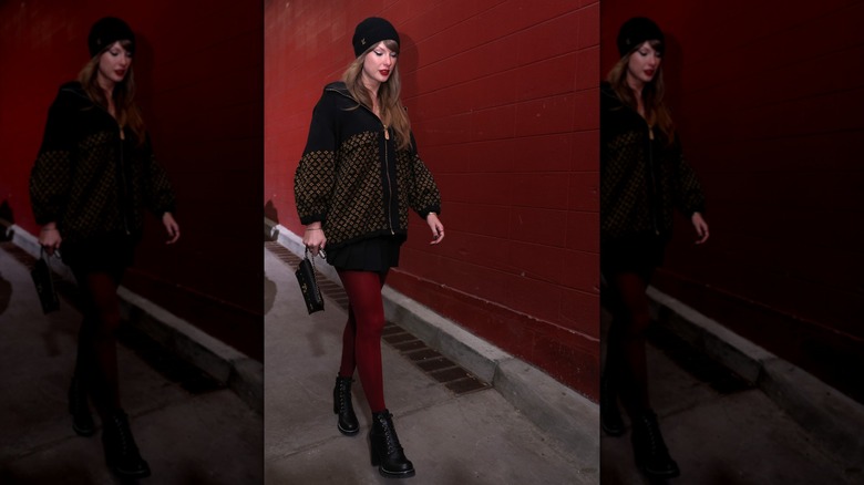 Taylor Swift dans un ensemble Louis Vuitton au match de football