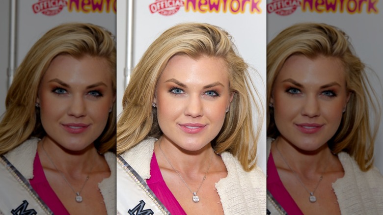 Une jeune Erika Kirk sur un tapis rouge après avoir remporté Miss Arizona 2012