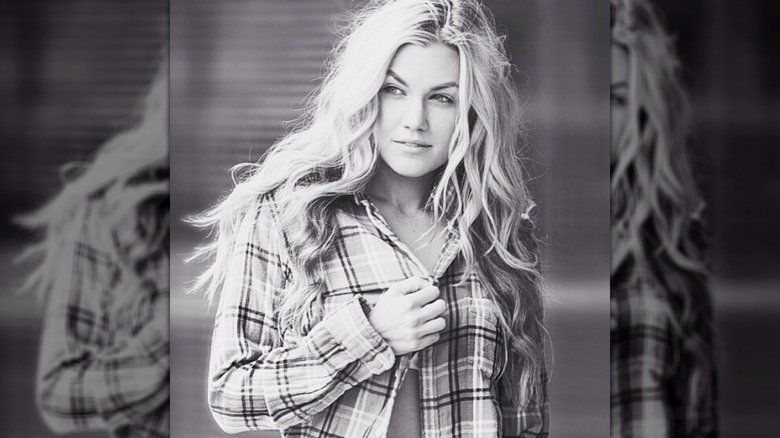 Erika Kirk prend une pose sensuelle tout en portant une chemise en flanelle