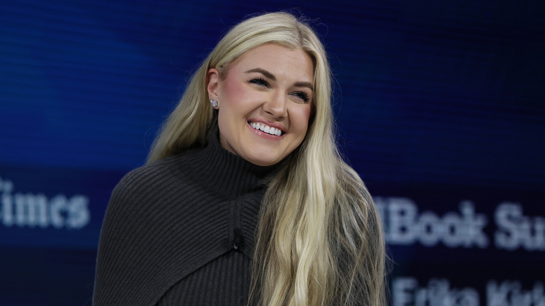 Erika Kirk souriante sur scène lors du sommet DealBook du New York Times