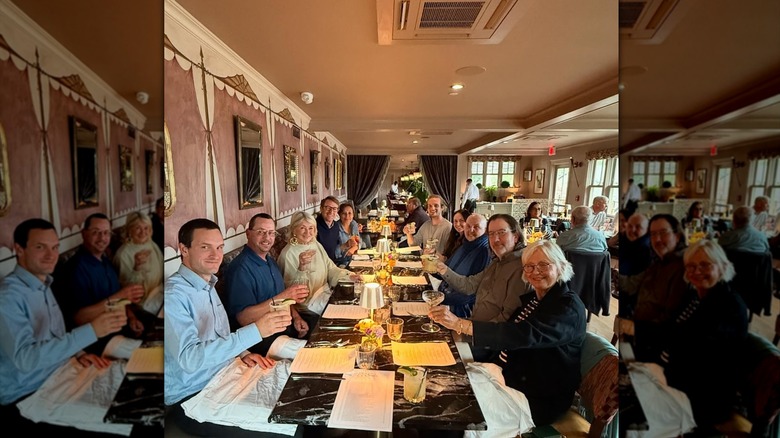 Martha Stewart assise pour dîner avec son équipe