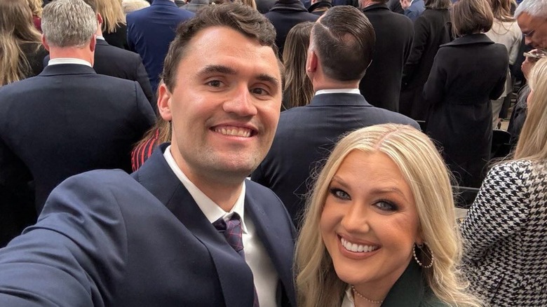 Charlie Kirk et Erika Kirk prennent un selfie