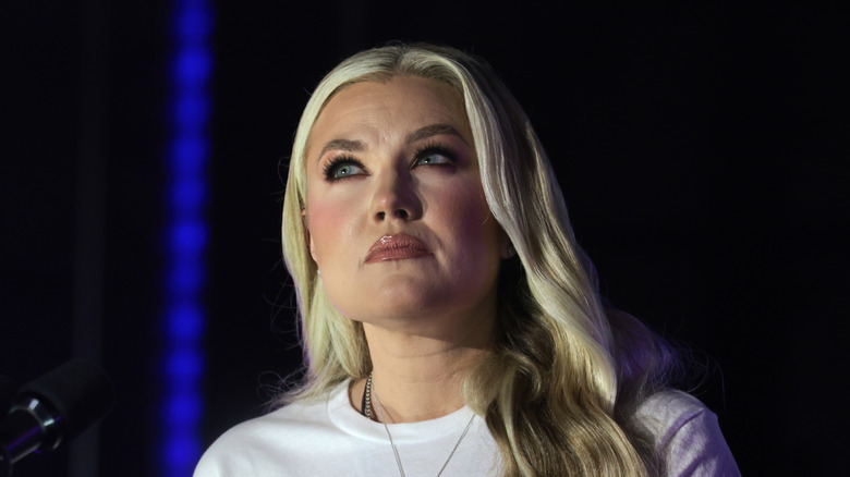 Erika Kirk porte un t-shirt blanc