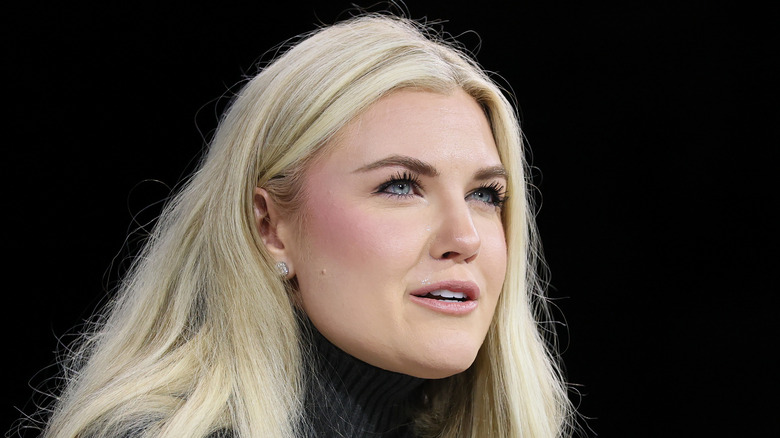 Erika Kirk prononçant un discours