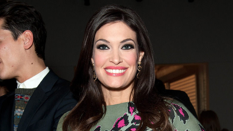 Kimberly Guilfoyle aux yeux charbonneux et aux lèvres rose vif