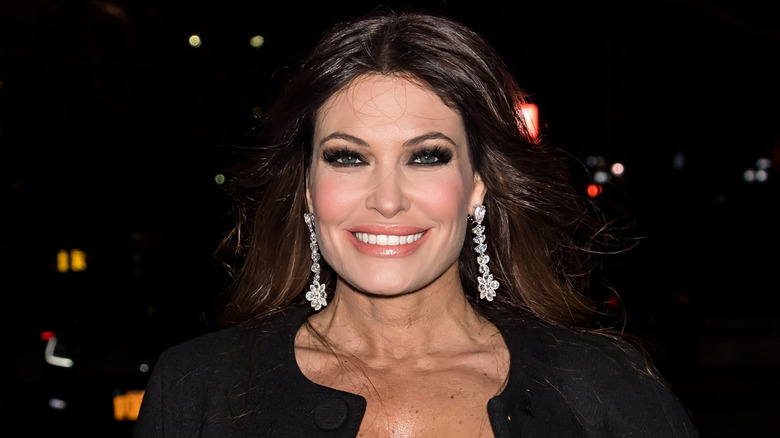 Kimberly Guilfoyle avec des boucles d'oreilles