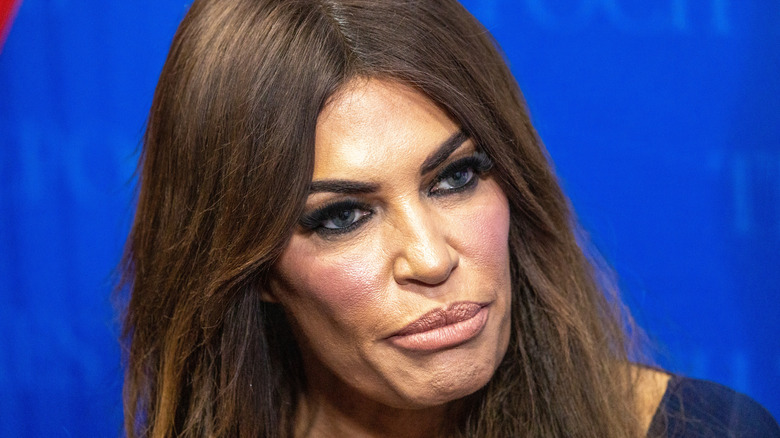 Kimberly Guilfoyle aux cheveux raides