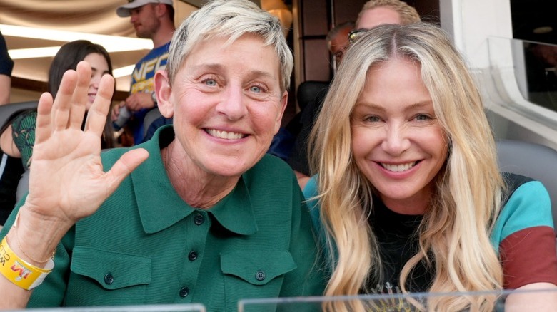 Ellen DeGeneres et Portia de Rossi sourient au Super Bowl