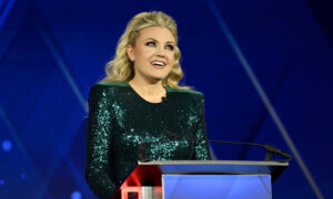 Les tenues les plus ajustées d&rsquo;Erika Kirk à ce jour