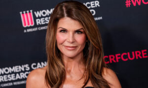 Les photos avant et après de Lori Loughlin pourraient laisser entendre qu&rsquo;elle n&rsquo;est pas étrangère aux ajustements cosmétiques