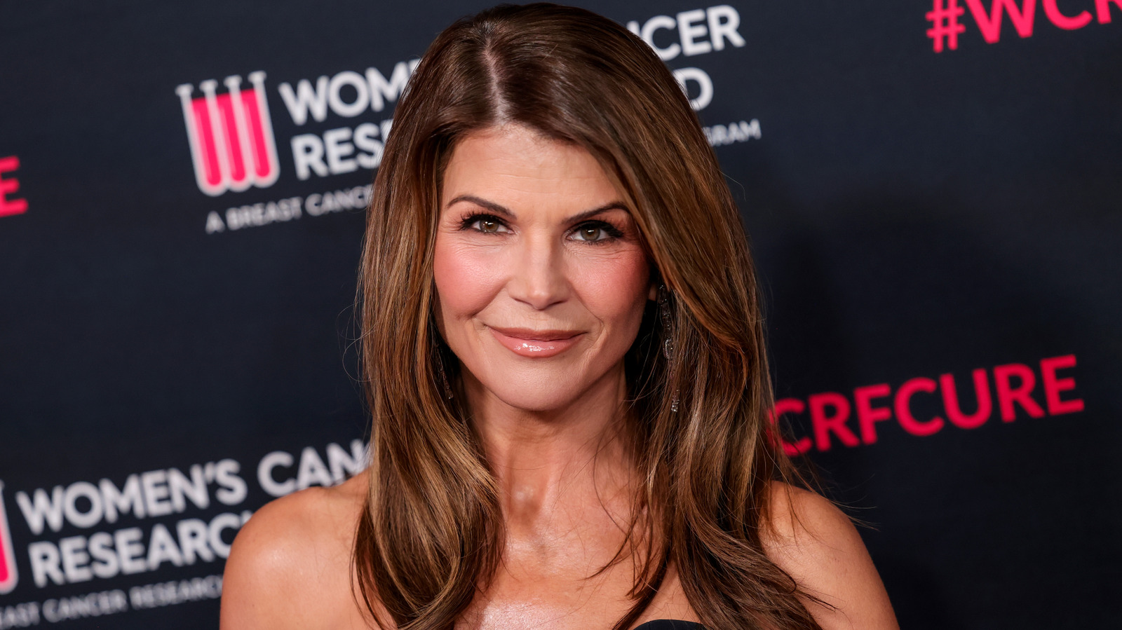 Les photos avant et après de Lori Loughlin pourraient laisser entendre qu'elle n'est pas étrangère aux ajustements cosmétiques