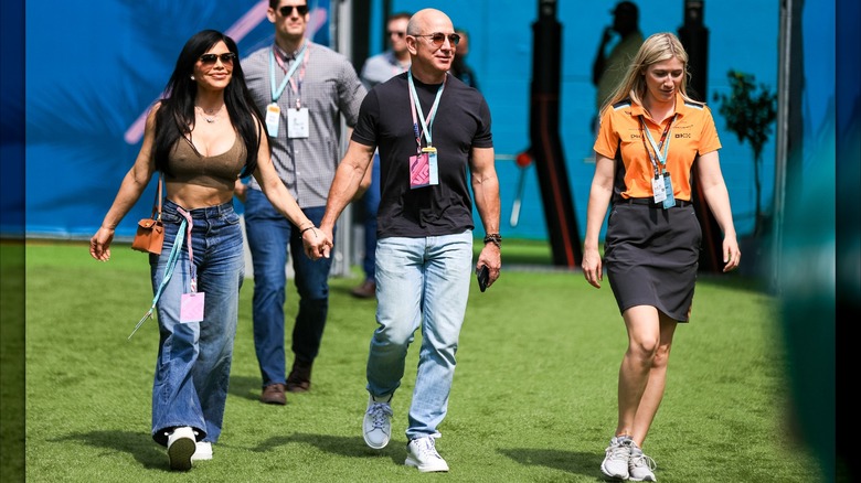 Jeff Bezos et Lauren Sánchez entrent dans le paddock de F1 en tant qu'invités de l'équipe McLaren F1 lors des essais précédant le Grand Prix de F1 de Miami au Miami International Autodrome le 5 mai 2023 à Miami, États-Unis (2023)
