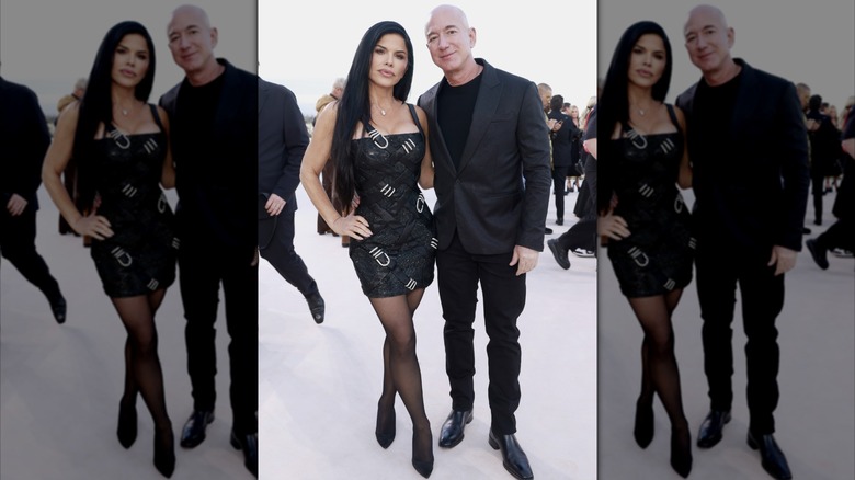 Lauren Sánchez et Jeff Bezos assistent au défilé Versace FW23 au Pacific Design Center le 9 mars 2023 à West Hollywood, Californie (2023)