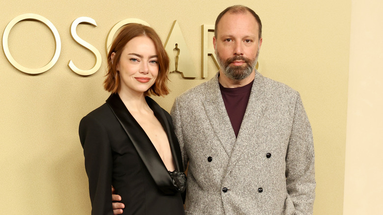 Emma Stone et Yorgos Lanthimos posant