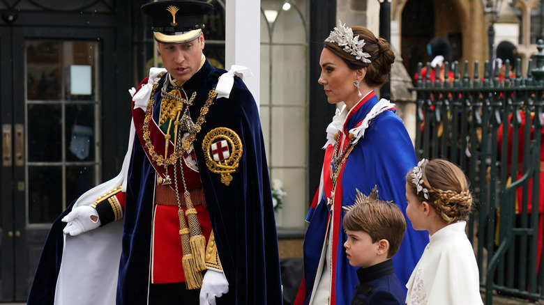 Catherine, princesse de Galles et le prince William, prince de Galles avec la princesse Charlotte et le prince Louis arrivent au couronnement du roi Charles III et de la reine Camilla le 6 mai 2023 à Londres, Angleterre (2023)