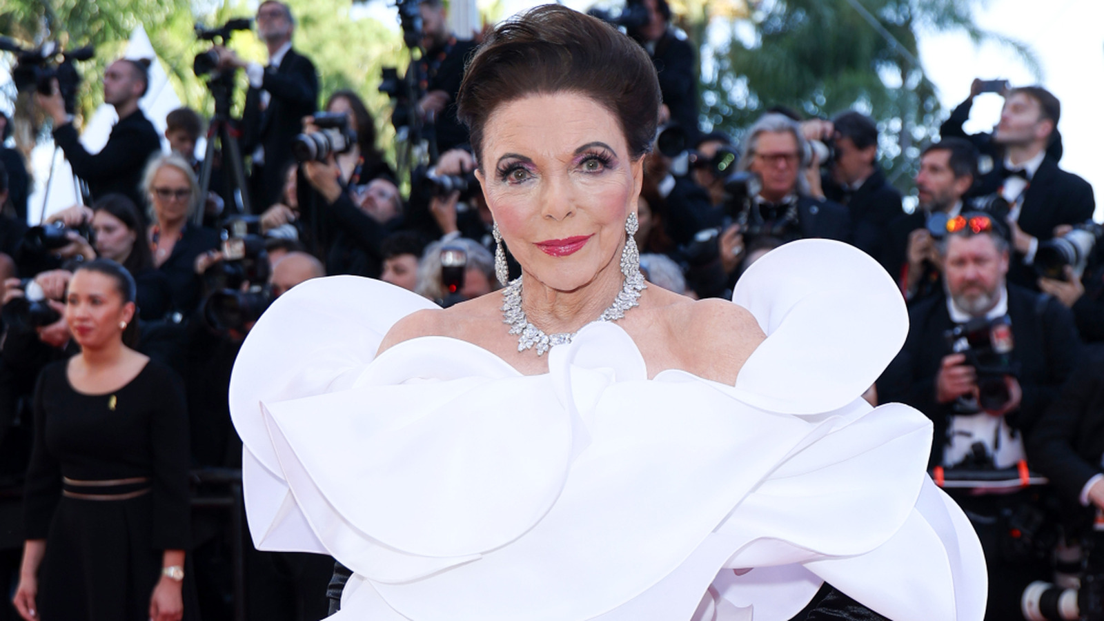 Le regard de Joan Collins sur Cannes sur 92 règle le débat : voler la vedette n'est pas réservé aux jeunes