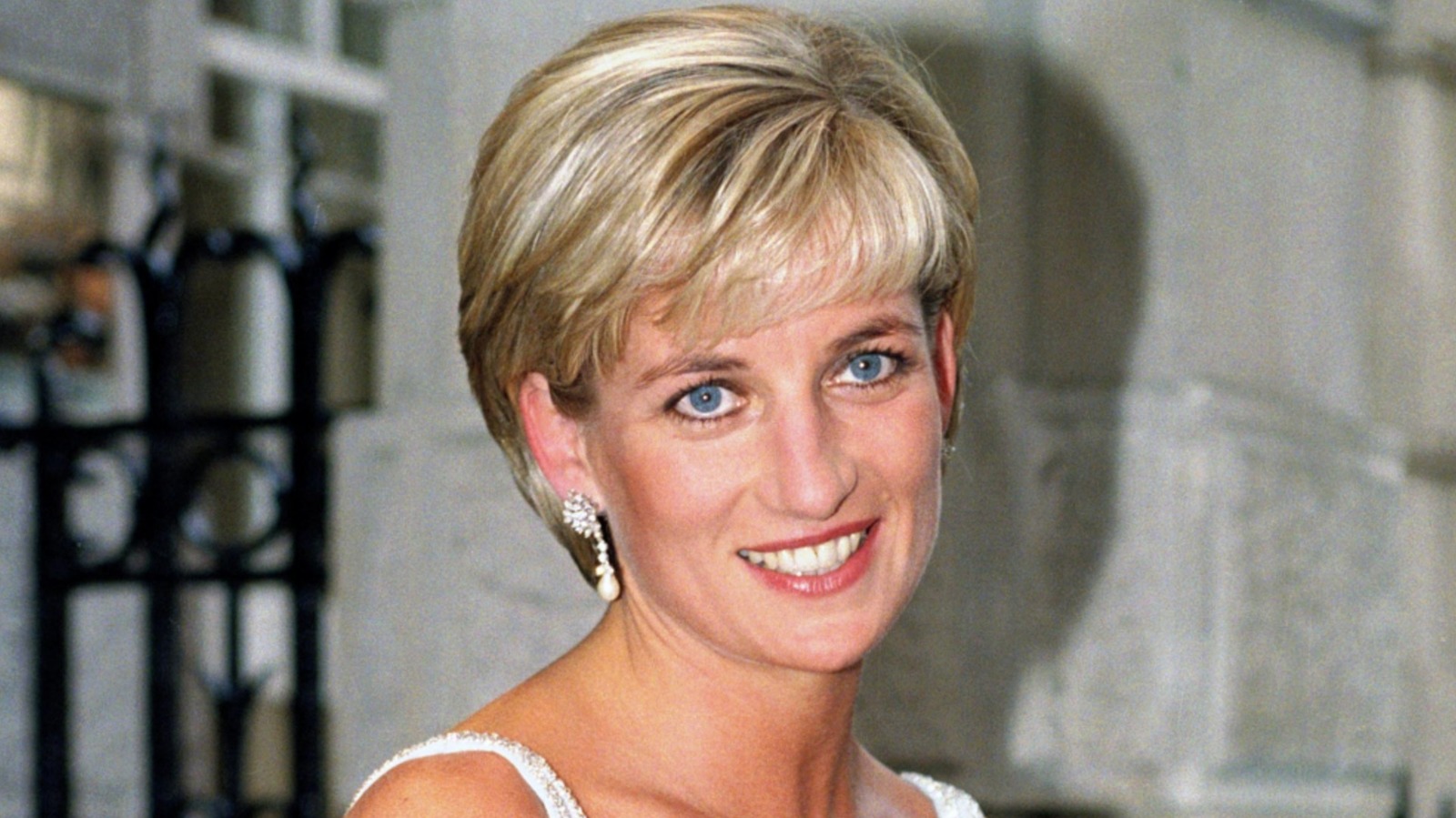 L'histoire derrière la coupe de cheveux spontanée de la princesse Diana qui a défini son look des années 90
