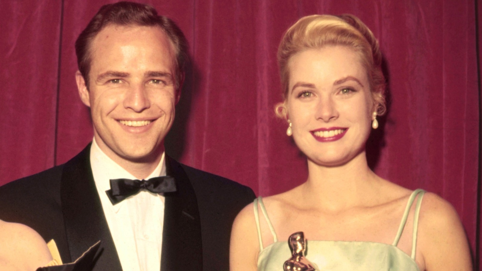 Une photo de Grace Kelly des Oscars de 1955 met en valeur l'un de ses looks les plus chics