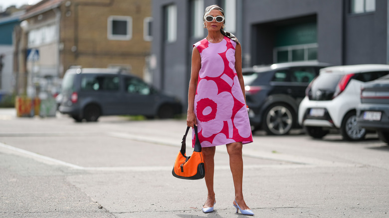 Femme portant une robe droite à fleurs à la Fashion Week de Copenhague 2025
