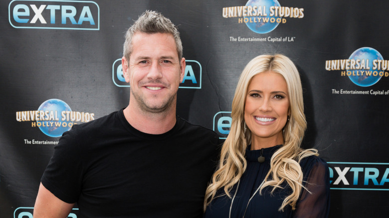 Christina Haack et Ant Anstead souriant lors d'une visite 