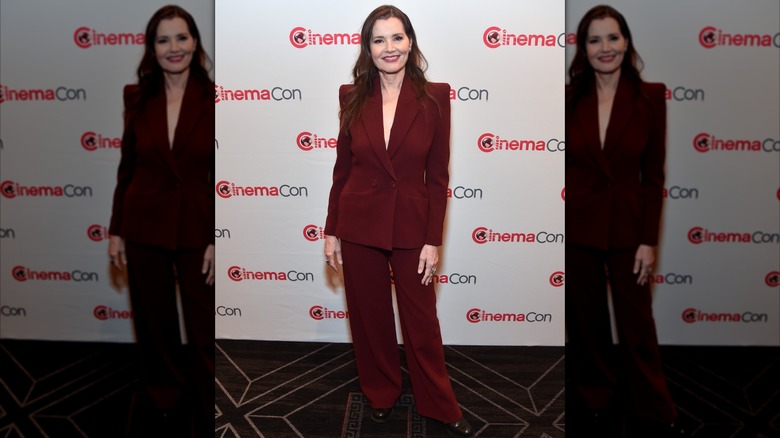 Geena Davis en combinaison rouge au Filmmaker Lunch Program lors de la CinemaCon à Las Vegas en avril 2024