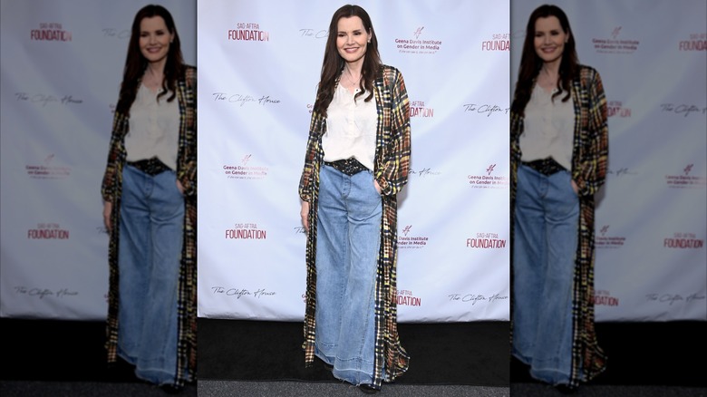 Geena Davis en jeans assiste à une soirée de poésie à la salle de projection de la Fondation SAG-AFTRA à Los Angeles