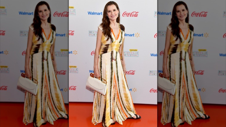 Geena Davis portant une robe tie-dye au 9e Festival annuel du film de Bentonville à Bentonville, Arkansas, en juin 2023