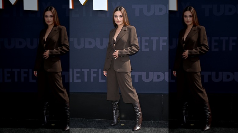 Mila Kunis pose sur le 