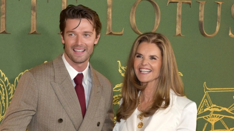 Patrick Schwarzenegger et Maria Shriver lors de la première de la saison 3 de The White Lotus de HBO.