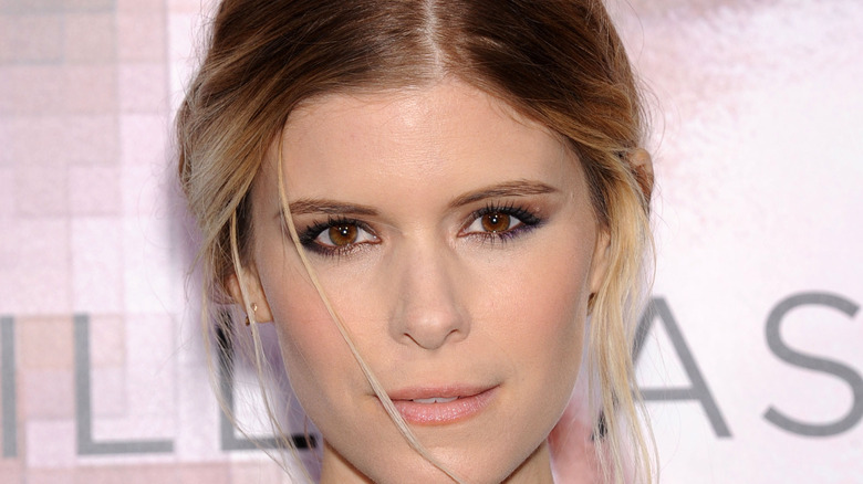 Kate Mara posant sur un tapis rouge