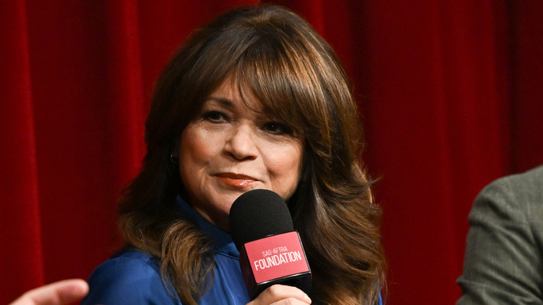 Valerie Bertinelli portant une robe bleue s'exprimant lors des conversations de la Fondation SAG-AFTRA