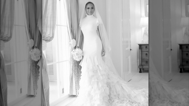 Jennifer Lopez porte une robe de mariée Ralph Lauren