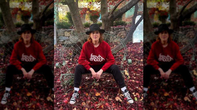 Molly Ringwald pose dans un parc en novembre 2023