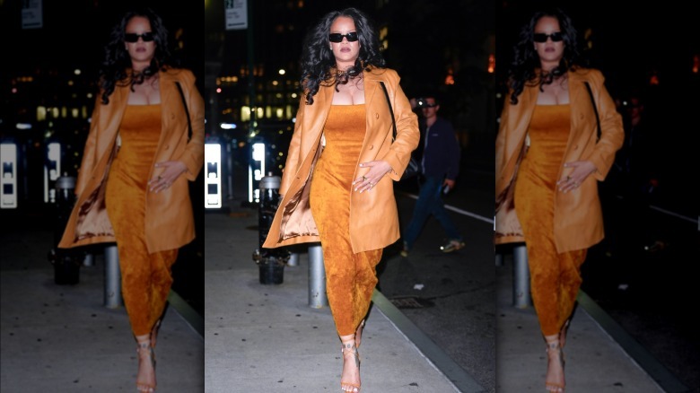 Rihanna porte une robe bustier avec une veste oversize en juin 2026